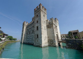 Fototapeta na wymiar Le château de Sirmione au bord du lac de Garde