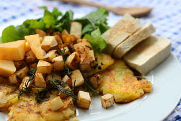 Herbstgemüse - Sellerie mit Tofu auf Kartoffelpuffer, veganes Essen - gesund leben mit pflanzlicher Ernährung. Leichte Kost.