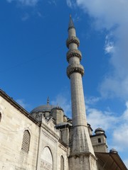 Minarett der Yeni Moschee oder Neuen Moschee im Sommer bei Sonnenschein an der Galatabrücke am...