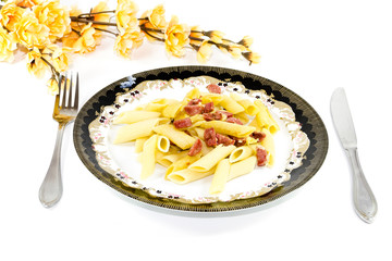 Frisch Gebratene Nudel mit Wurst und Käse