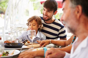 Papier Peint photo autocollant Restaurant Multi Generation Family Enjoying Meal In Restaurant