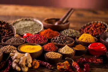 Crédence de cuisine en verre imprimé Aromatique Wooden table of colorful spices
