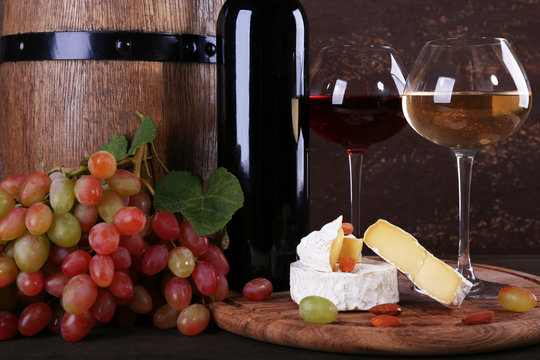 Supper consisting of Camembert cheese, wine and grapes
