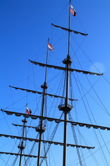 мачта корабля с флагами