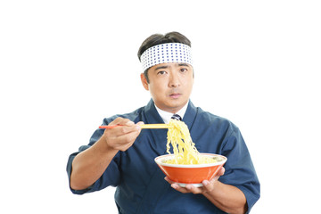 真剣な表情のラーメン職人
