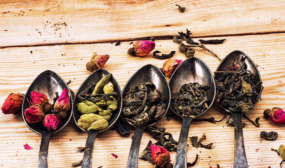 five varieties of loose tea tea spoons