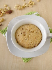 Tassenkuchen mit Nüssen aus der Mikrowelle