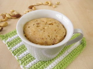 Tassenkuchen mit Nüssen aus der Mikrowelle