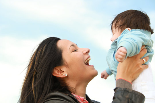 mutter ist gl&uuml;cklich mit baby