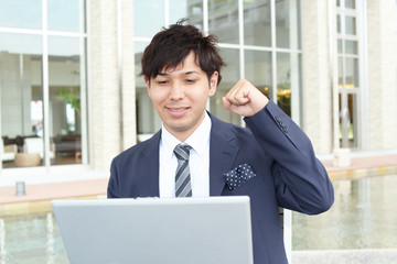 Fototapeta premium PCで仕事中の男性