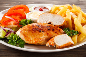 Grilled chicken fillets and vegetables