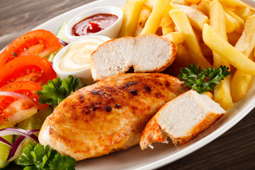 Grilled chicken fillets and vegetables