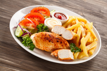 Grilled chicken fillets and vegetables