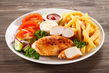 Grilled chicken fillets and vegetables