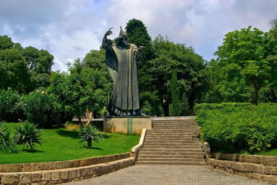 Grgur Ninski Statue 02