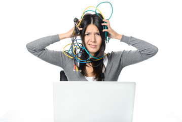 Frau mit Kabeln um den Kopf, Freisteller auf weiß
