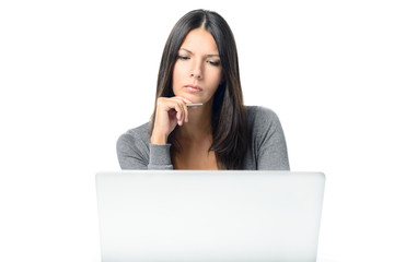 Ernste junge Frau mit einem Laptop Computer