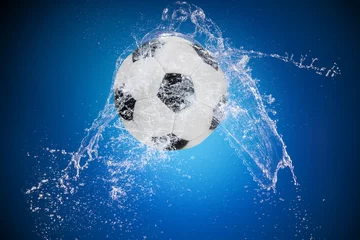 Crédence de cuisine en verre imprimé Sports de balle Sport ball with water splash on black background