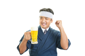 ビールジョッキを持つ寿司職人