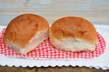 Witte bolletjes brood met aardbeien