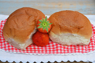 Witte bolletjes brood met aardbeien