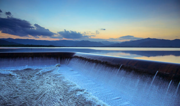 Water overflow into a spillway
