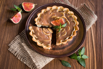 chocolate-banana tart with figs