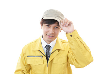 荷物を運ぶ笑顔の男性