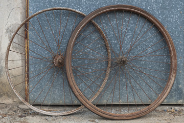 Old oxidized and damaged bicycle weels