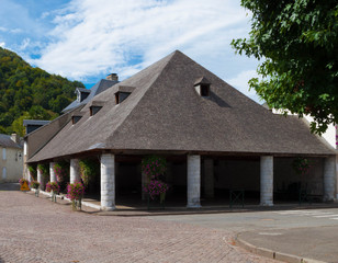 Campan, la halle