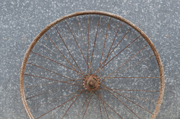 Old oxidized and damaged bicycle weels