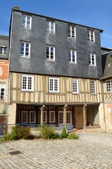 Fototapeta na wymiar Vieil immeuble à colombage et ardoise - Lisieux (Normandie)
