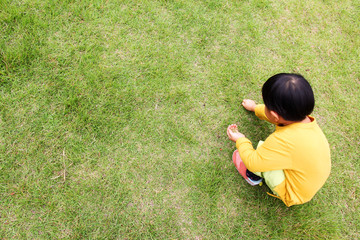 芝生を摘む子供