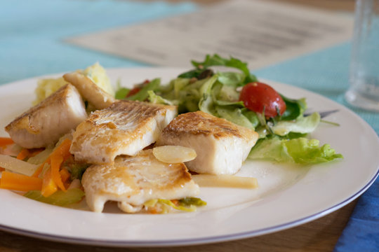 Zanderfilet mit Salat