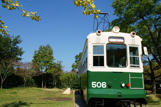 公園に置かれた路面電車