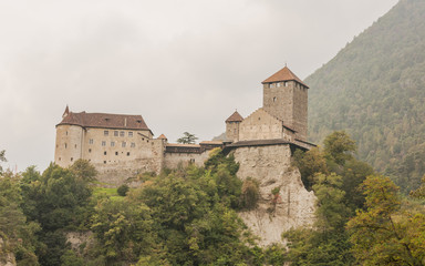 Fototapeta na wymiar Algund, Vinschgau, Schloss Tirol, Weinland, Südtirol, Italien