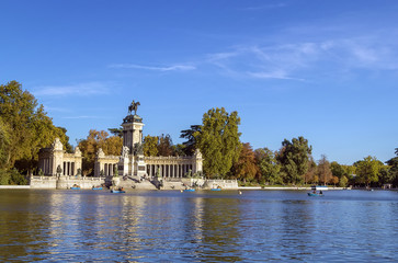 Fototapeta na wymiar Monument to Alfonso XII, Madrid
