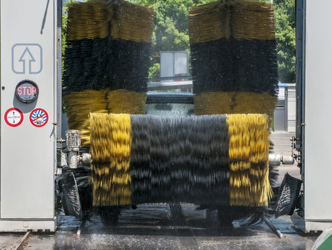 Spazzole autolavaggio in funzione