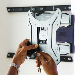 Man installing mount TV