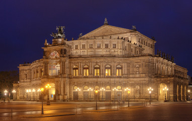 Fototapeta na wymiar Semperoper bei Nacht in Dresden