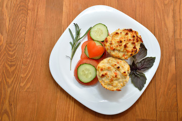 Маффины из мяса курицы с овощной нарезкой