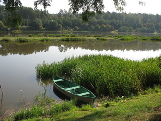 Одинокая лодка на берегу озера