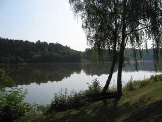 Одинокая лодка на берегу озера © iuliiia