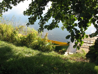 Одинокая лодка на берегу озера © iuliiia