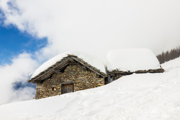Casa innevata in montagna