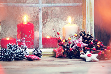weihnachts kerzen auf dem fensterbrett