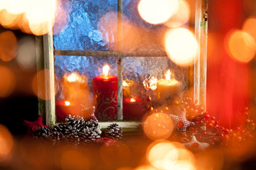 weihnachtdeko auf einem fenster