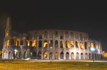 Fototapeta na wymiar Majestatyczne Coloseum w Rzymie nocą, Włochy