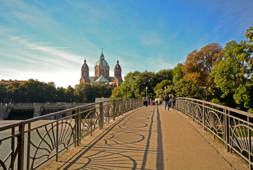 Isarbrücke mit Sankt Lukas Kirche München, Bayern