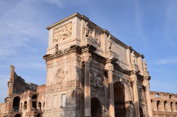 Łuk triumfalny Konstantyna i Coloseum w Rzymie, Włochy